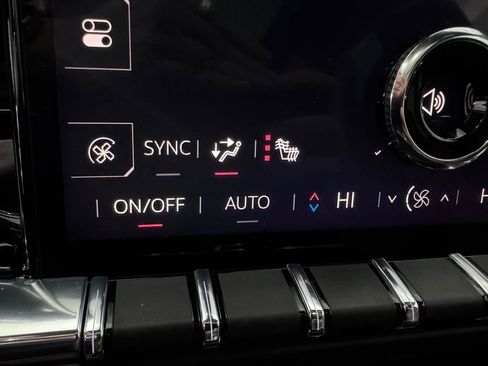 Certified 2025 GMC Yukon Denali Ultimate w/ LPO, Floor Liner Package AWD/4WD image 28