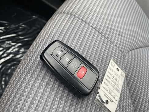 Used 2022 Toyota Highlander LE AWD/4WD image 21