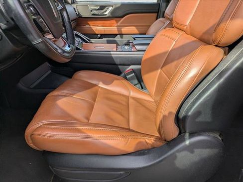Used 2019 Lincoln Navigator Reserve image 10