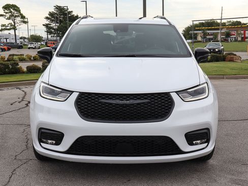 New 2026 Chrysler Pacifica Limited w/ S Appearance Package image 3