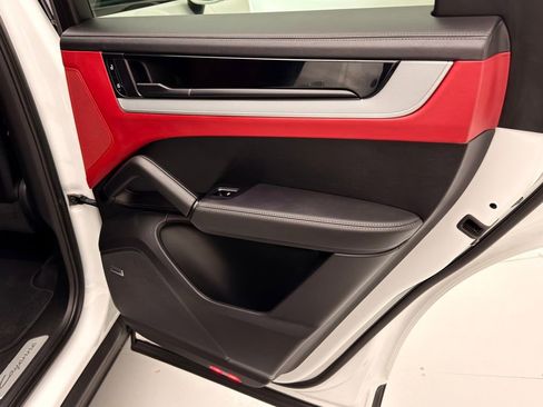 Used 2024 Porsche Cayenne Coupe image 31