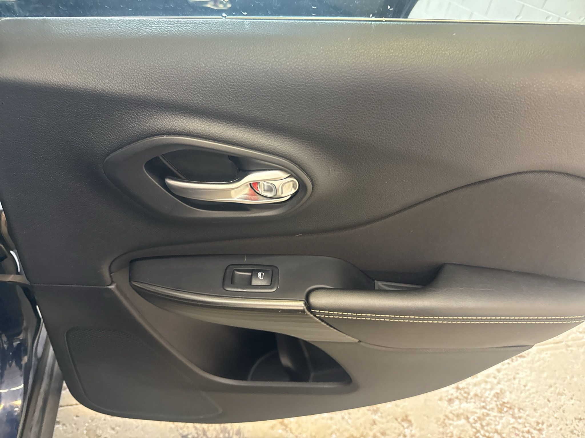 Used 2014 Jeep Cherokee Latitude w/ Cold Weather Group FWD image 24