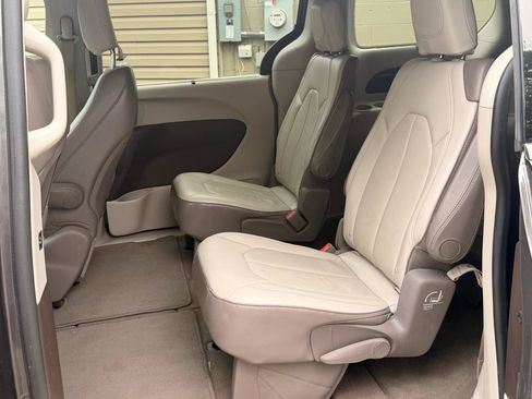 Used 2017 Chrysler Pacifica Touring-L w/ Tire & Wheel Group FWD image 19