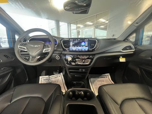 New 2026 Chrysler Pacifica Select image 12