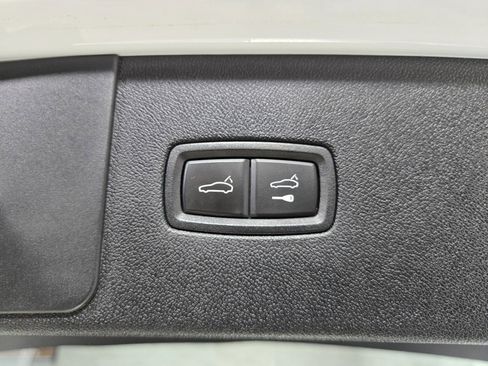 Used 2022 Porsche Cayenne Platinum Edition image 43