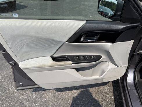 Used 2017 Honda Accord LX image 10