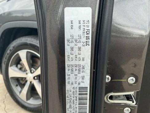 Used 2019 Jeep Cherokee Limited AWD/4WD image 29