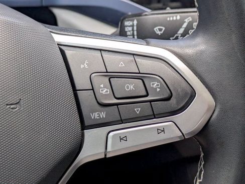 Used 2022 Volkswagen Taos SE w/ Panoramic Sunroof Package FWD image 27