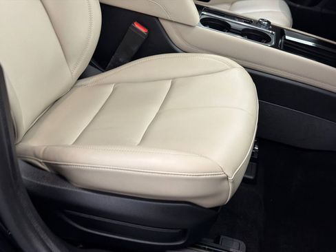 Certified 2025 Lincoln Corsair AWD image 12