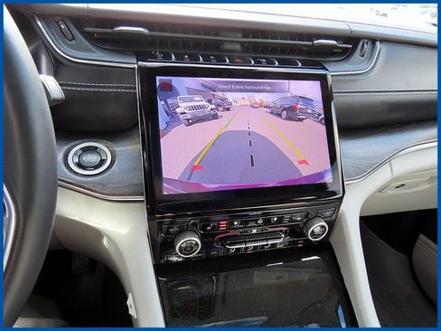 Certified 2022 Jeep Grand Cherokee Overland w/ Luxury Tech Group IV image 19