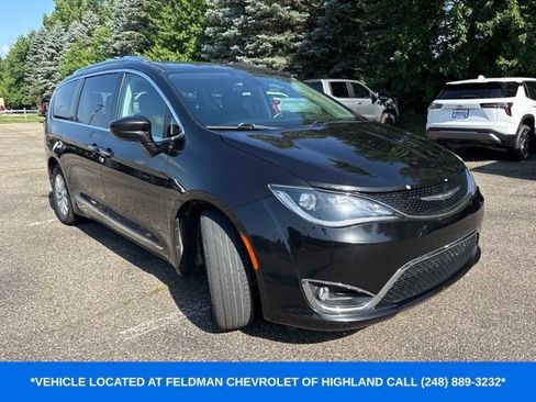 Used 2018 Chrysler Pacifica Touring-L w/ Premium Audio Group FWD image 2