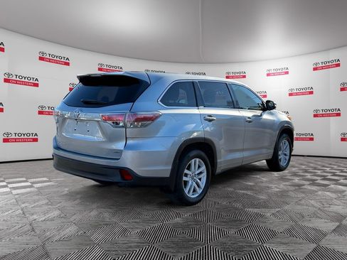 Used 2016 Toyota Highlander LE AWD/4WD image 3