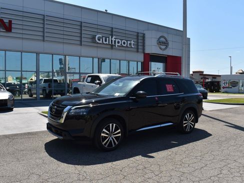 Used 2025 Nissan Pathfinder Platinum FWD image 2