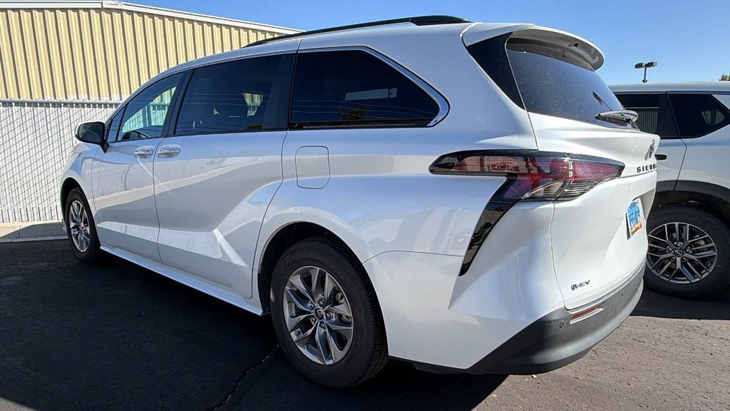Used 2025 Toyota Sienna XLE FWD image 2