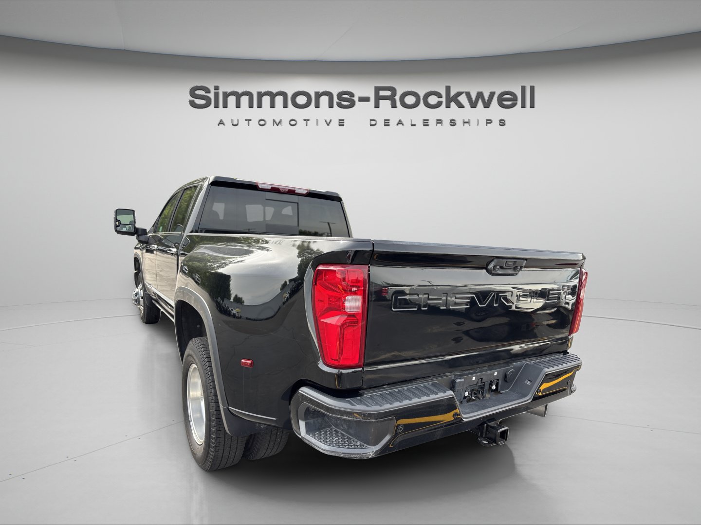 Used 2024 Chevrolet Silverado 3500 High Country w/ High Country Premium Package AWD/4WD image 2