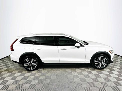 Used 2025 Volvo V60 B5 Cross Country Plus w/ Protection Package Premier image 8