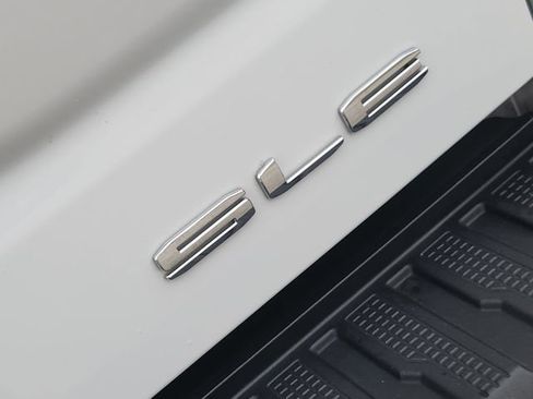 Used 2024 GMC Sierra 1500 SLE w/ Preferred Package image 9