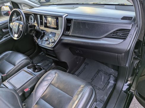 Used 2017 Toyota Sienna SE FWD image 28