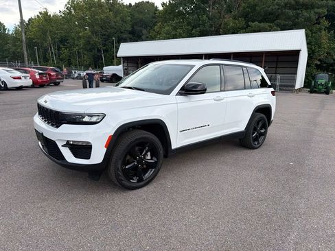 Used 2023 Jeep Grand Cherokee Limited w/ Black Appearance Package AWD/4WD image 7