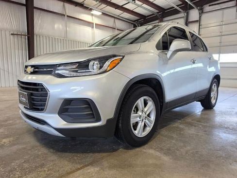 Used 2017 Chevrolet Trax LT w/ LT Convenience Package FWD image 2