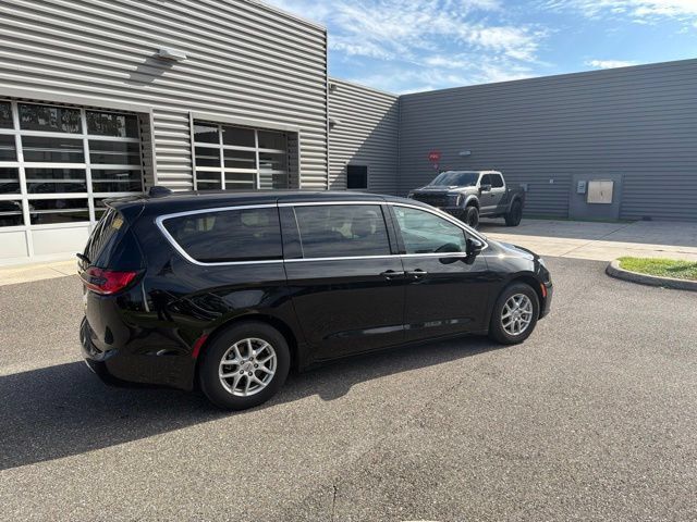 Used 2024 Chrysler Pacifica Touring-L FWD image 5