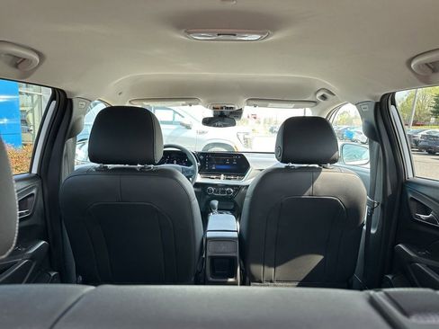 Used 2025 Chevrolet Trax LT FWD image 13