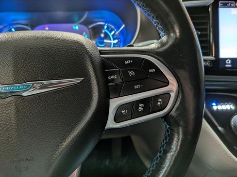 Used 2021 Chrysler Pacifica Touring w/ Uconnect Theater Family Group image 5