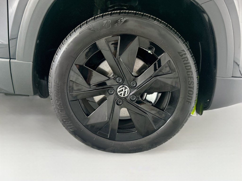Used 2025 Volkswagen Taos SE w/ Black Wheel Package FWD image 30