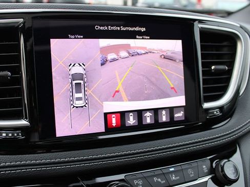 Used 2024 Chrysler Pacifica Limited w/ S Appearance Package FWD image 12