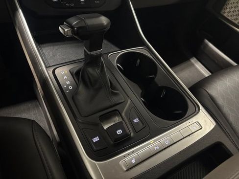Used 2025 Kia Carnival FWD image 23