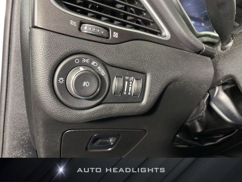 Used 2021 Jeep Cherokee Trailhawk image 25