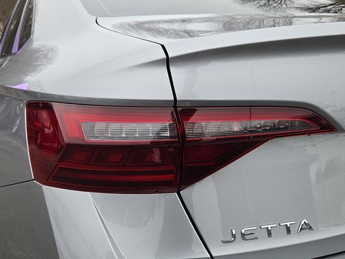 Used 2023 Volkswagen Jetta SE w/ Panoramic Sunroof Package image 10