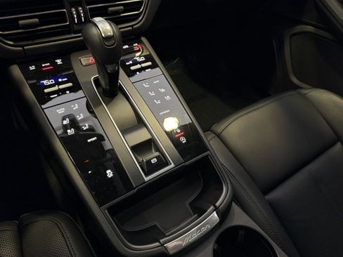 Certified 2025 Porsche Macan image 19