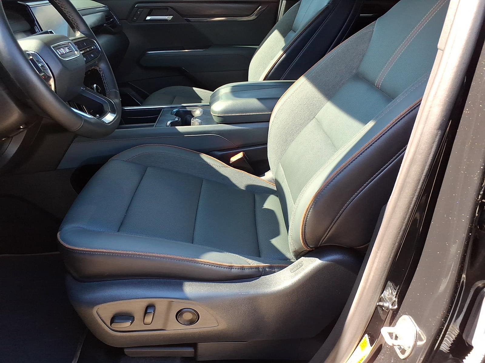 Used 2024 GMC Acadia AT4 AWD/4WD image 15