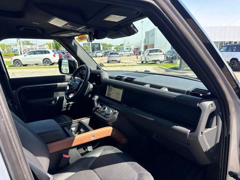 Used 2024 Land Rover Defender 110 X-Dynamic SE AWD/4WD image 13