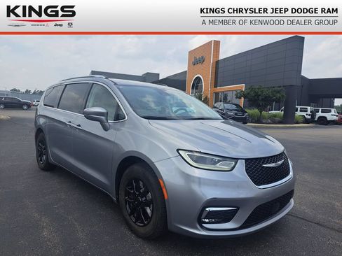 Used 2021 Chrysler Pacifica Touring-L FWD image 1