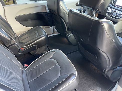 Used 2022 Chrysler Pacifica Limited FWD image 27