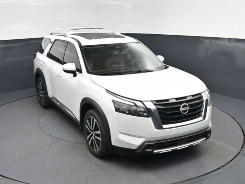 Used 2025 Nissan Pathfinder Platinum FWD image 1