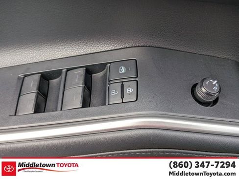 Used 2021 Toyota Highlander XLE AWD/4WD image 13