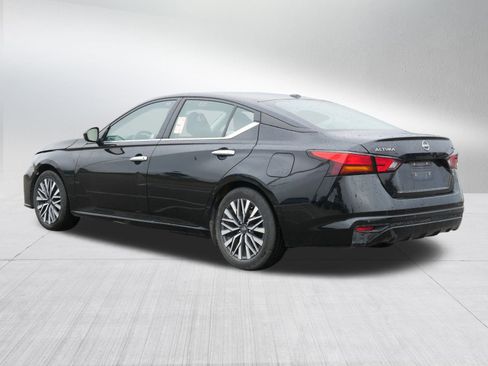 Used 2024 Nissan Altima 2.5 SV image 3
