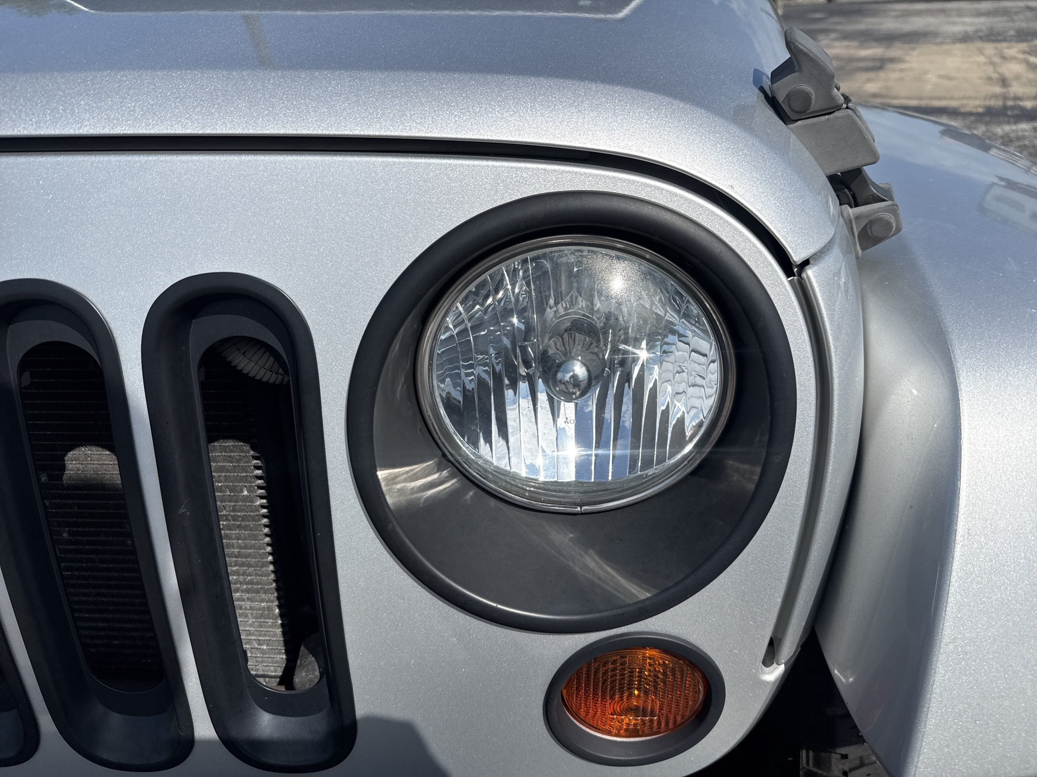 Used 2010 Jeep Wrangler Unlimited Sahara w/ Dual Top Group AWD/4WD image 5