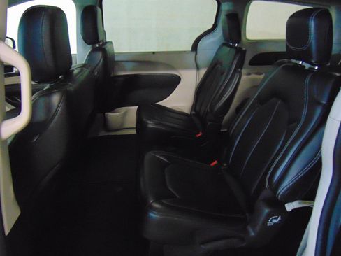 Used 2024 Chrysler Pacifica Touring-L image 11