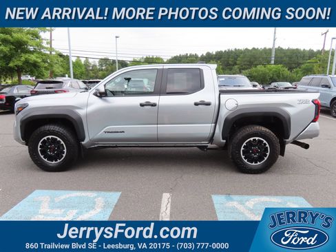 Used 2024 Toyota Tacoma TRD Off-Road w/ TRD Off Road Premium Package AWD/4WD image 8