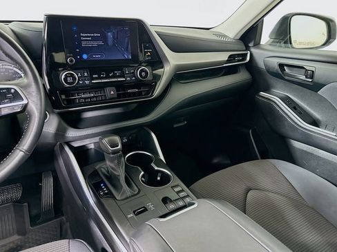 Certified 2024 Toyota Highlander LE image 24