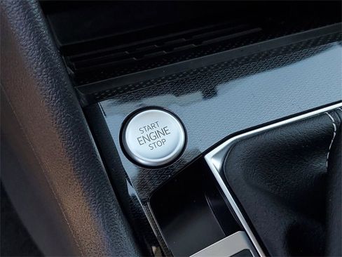 New 2025 Volkswagen Taos SE image 28