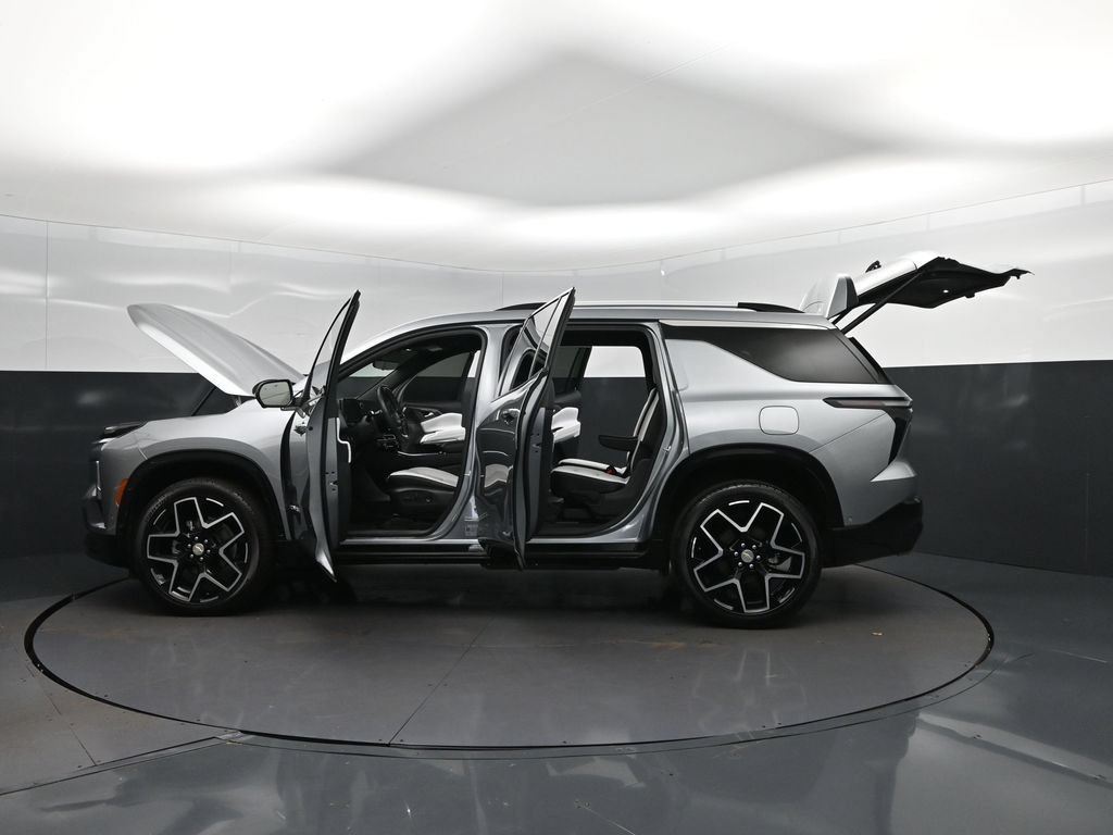 Used 2025 Chevrolet Traverse High Country w/ LPO, Floor Liner Package FWD image 45
