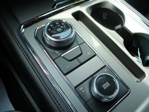 Used 2018 Ford Expedition XLT w/ Equipment Group 202A AWD/4WD image 18