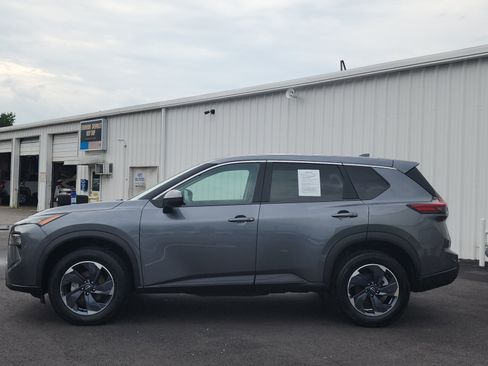 Used 2024 Nissan Rogue SV FWD image 2
