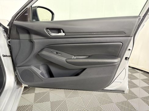 Used 2025 Nissan Altima 2.5 SV FWD image 12
