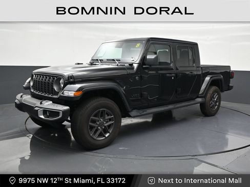 Used 2025 Jeep Gladiator Sport AWD/4WD image 1